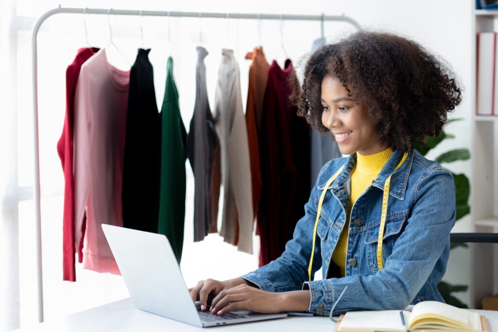 An American woman is a clothing designer, the owner of the shop, she is the owner of a female fashio